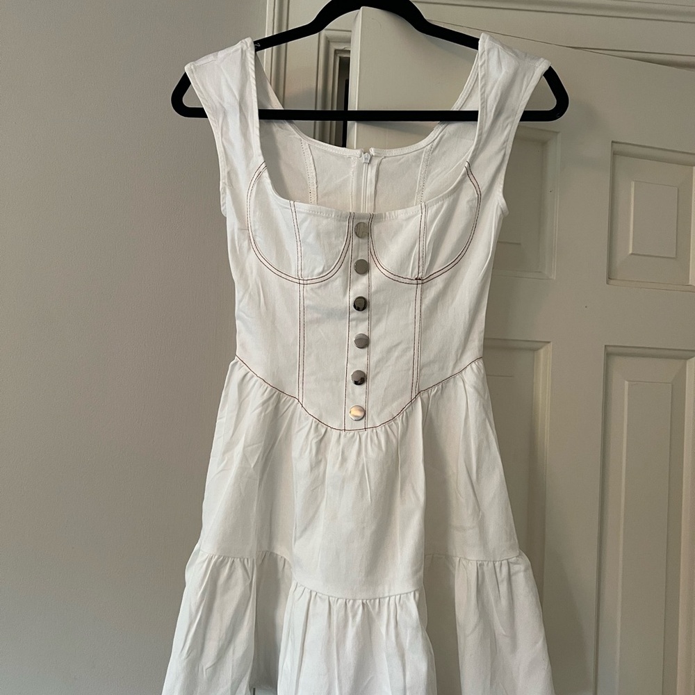 Elegant White Sleeveless Dress